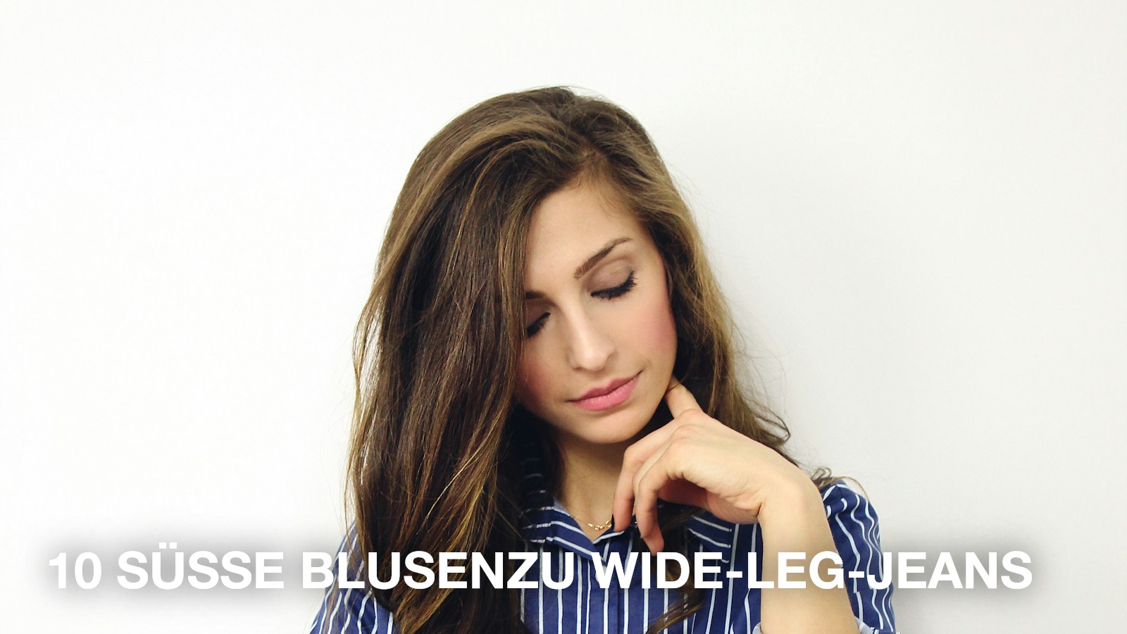 Frau mit gestreifter Bluse und Jeans – Titelbild 10 süße Blusen zu Wide-Leg-Jeans